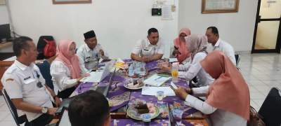 Kabid Statistik dan Persandian pada DKISP Kota Cilegon, Riezka Budhi Mustika saat monitoring kesiapan TTE di Kecamatan Jombang yang diterima Sekmat Jombang Rany Wigati Putri didampingi lurah se Kecamatan Jombang.