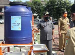 Pemkot Cilegon Bagikan Wastafel Portable