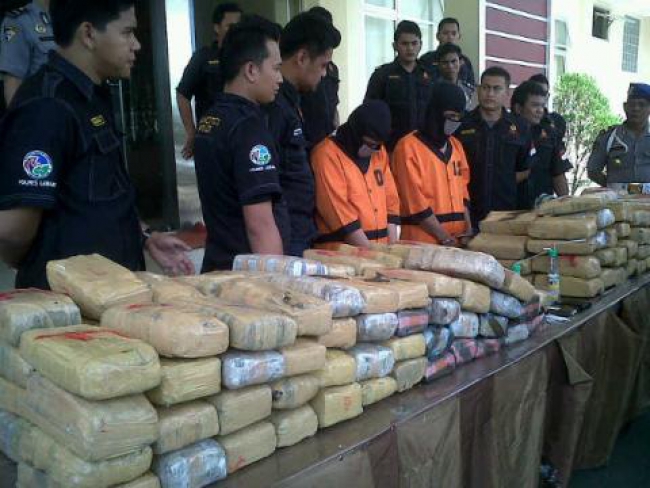 Dua Versi Penangkapan Sindikat Pengedar Narkoba