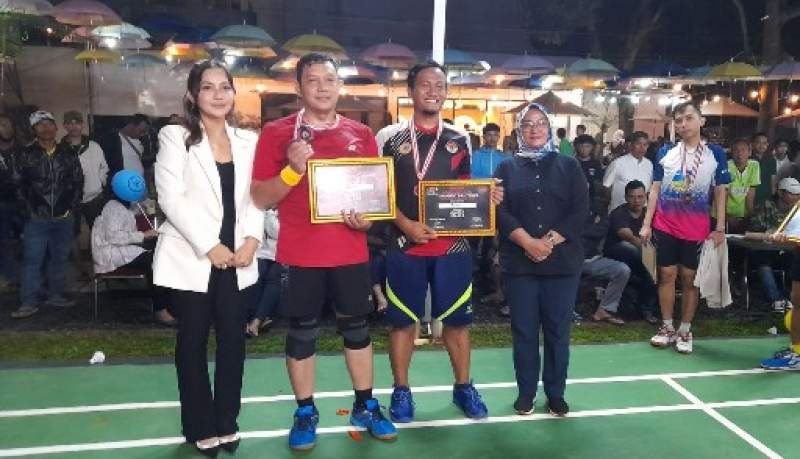 Owner Cabe Raya Nusantara Ekspress, Ika Puspita Sari menyerahkan plakat dan hadiah kepada masing-masing juara turnamen badminton PB 181 Cabe Raya Cup 2022 di Legoso, Pisangan, Kecamatan Ciputat Timur.