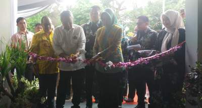 Ketua DPRD, Abdul Rasyid, dan mantan Wali Kota Airin Rachmi Diany menyaksikan pemotongan pita pembukaan pasar bunga modern di Babakan, Kecamatan Setu.