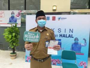 Kepala Kantor Kementerian Agama Kota Tangsel, Abdul Rozak, usai di vaksinasi.