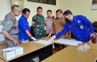 Camat Ciwandan Agus Ariyadi saat melihat hasil tes urine yang dilaksanakan oleh BNNK Cilegon di Kantor Kecamatan Ciwandan, Selasa (25/10/2022).