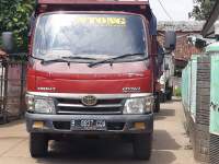 Hindari Petugas, Truk Pengangkut Tanah Melintas Dijalan Desa Benda Bunar