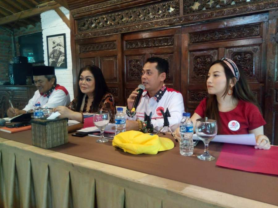 Ketua PAPRI Banten Imannudin (tengah) saat memberikan konferensi press.