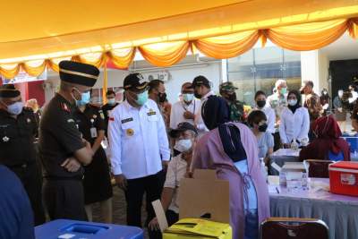 Kajati Banten Reda Manthovani saat memantau vaksinasi dosis kedua untuk masyarakat umum di halaman Kantor Kejari Cilegon, Kamis (12/8/2021).