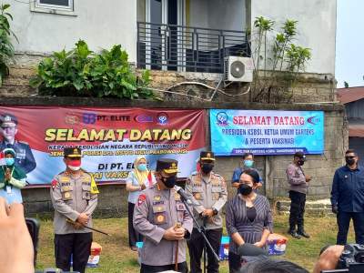 Kapolri Tinjau Vaksinasi Masaal di PT Elite Cikupa
