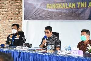 Komandan Pangkalan TNI-AL TBA Konferensi Pers penangkapan PMI Ilegal dan Imigran gelap