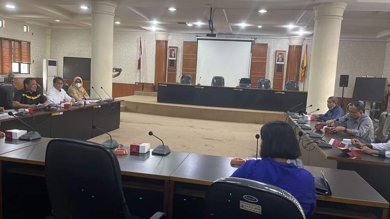 Ketua DPRD Kota Cilegon Isro Mi'raj saat memimpin Rapim dan Banmus di Ruang Rapat DPRD Cilegon, Rabu (19/1/2022).