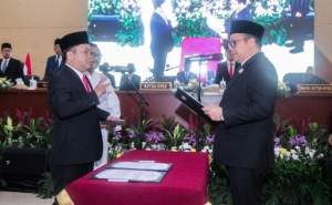 Dermawan Lase menggantikan almarhum Fadjar OS saat mengikuti prosesi pengambilan sumpah janji yang dilakukan oleh Ketua DPRD Kota Tangsel, Abdul Rasyid.