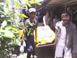 Mayat Qodri saat dievakuasi petugas