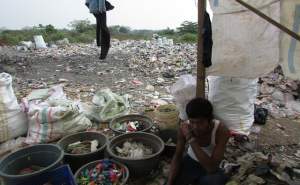 Warga Sindang Panon Keluhkan Aktivitas Pembakaran Lapak Limbah Plastik 