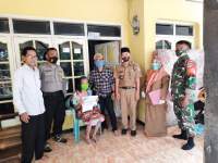 Kades Sarakan Antarkan langsung BLT DD Tahap II Kerumah Warga Lansia dan Orang Sakit