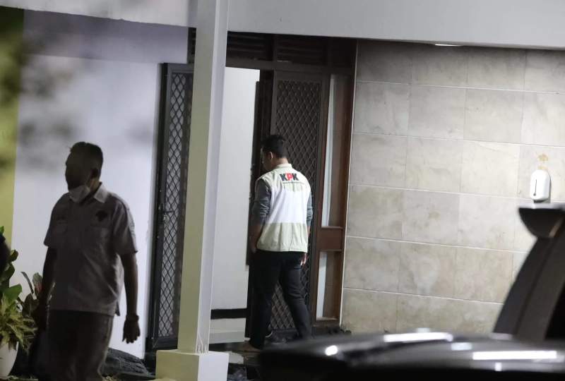 Penyidik KPK menggeledah rumah dinas Mentan Syahrul Yasin Limpo di Kompleks Widya Chandra, Jakarta Selatan.