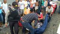 Mayat korban tertabrak kereta api saat dievakuasi.
