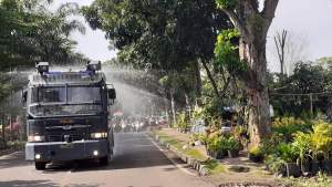 Polresta Tangerang Semprotkan Disinfektan di Sepanjang Ruas Jalan Kabupaten