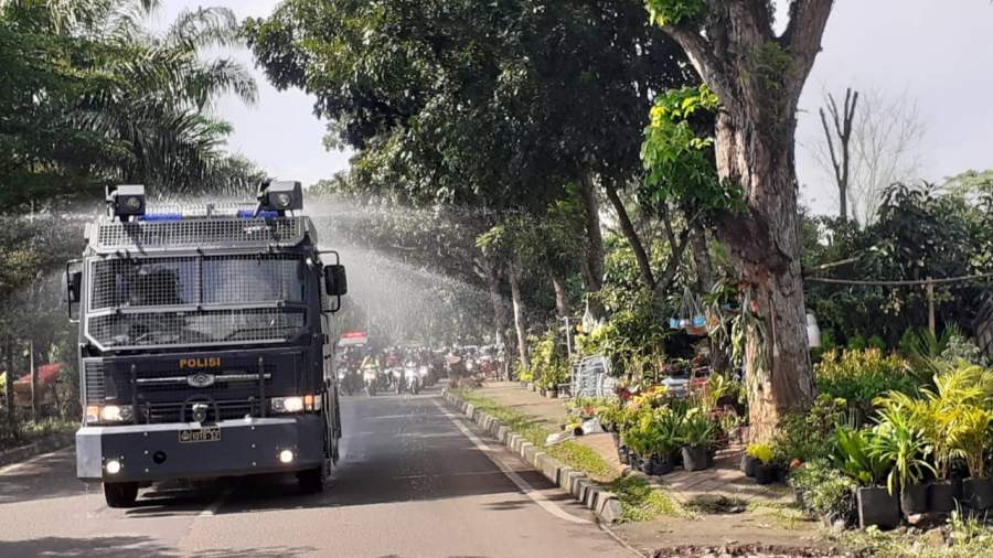 Polresta Tangerang Semprotkan Disinfektan di Sepanjang Ruas Jalan Kabupaten
