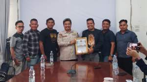 PWI Tanjungbalai Berikan Penghargaan Kepada Kakanim TBA