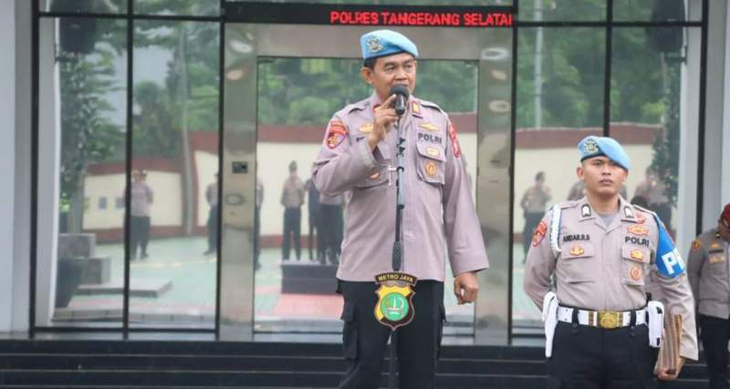 Almarhum AKP Sukirno saat memimpin apel di Mapolres Tangsel.