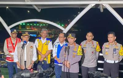 Menko PMK Muhadjir Effenfy bersama Kapolri Jenderal Listyo Sigit Prabowo, saat memberikan keterangan media terkait arus mudik lebaran 2023, Minggu (23/4/2023).