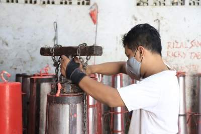 Beginilah Kesibukan Produsen Lilin di Tangerang Menjelang Imlek