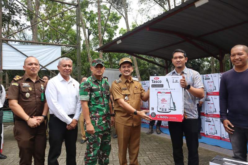 Kelompok Tani di Tebing Tinggi Terima Bantuan Alsintan dari Wali Kota