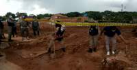 Pol PP Tangsel saat memasang garis kuning di area pengurukan SPBU Jalan Boulevard Silktown, Graha Raya, Serpong Utara.