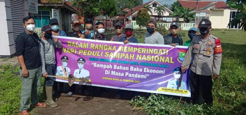 Warga Sindang Sono Bareng Polisi dan TNI Gelar  Gotong Royong Bersihkan Sampah