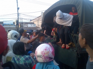 TNI-Polri Ikut Bantu Korban Banjir di Kota Tangerang