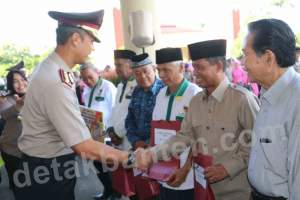 Polda Banten Serahkan Zakat