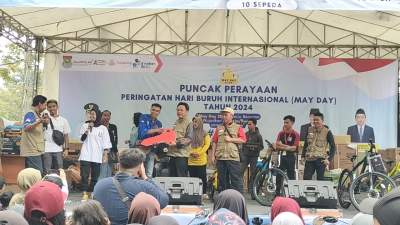 May Day Dapat Hadiah Motor, Buruh PT Sunwood Menangis Terharu