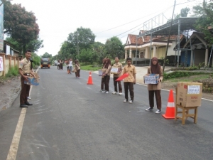 sejumlah siswa saat melakukan penggalangan dana untuk korban bencana banjir