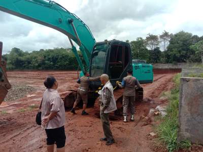 satpol PP tutup galian tanah di jeunjing