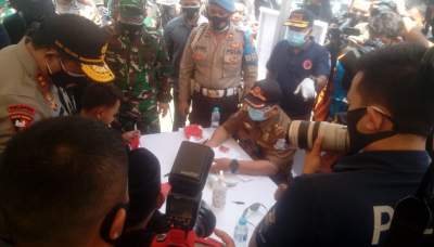 Operasi Yustisi di Pasar Modern BSD, Pelanggar PSBB Dikenai Denda Dan Sanksi Nyapu Sambil Bernyanyi Indonesia Raya