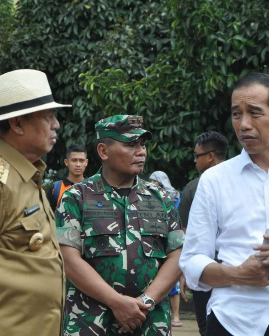 Gubernur Banten Wahidin Halim saat dampingi Jokowi tinjau musibah banjir di Lebak