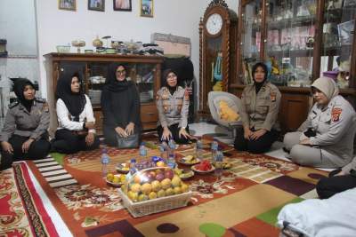 Sambut HUT Bhayangkara ke- 77, Polda Banten Kunjungi Personel Polri Yang Sakit