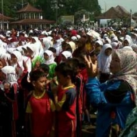 Seribuan anak dari Sekolah Dasar di Kota Serang, tengah melakukan cuci tangan, di Alun-Alun Barat Kota Serang, Selasa (29/10).