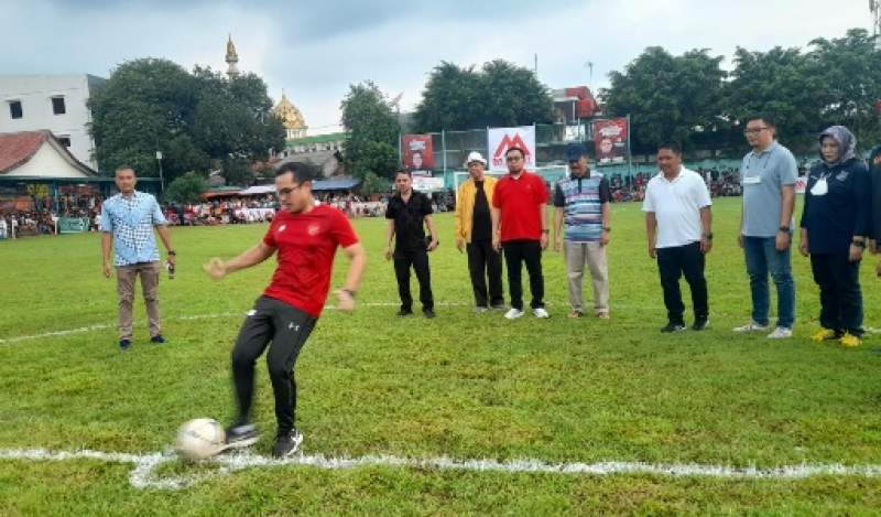 Wakil Walikota Tangsel Pilar Saga Ichsan lakukan tendangan kick off pertama turnamen sepakbola Pakuja Jaya Cup tahun 2022.