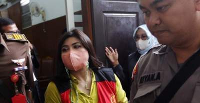 Gusti Ayu Dewanti alias Dea Onlyfans saat memasuki ruang persidangan di Pengadilan Negeri Jakarta Selatan.