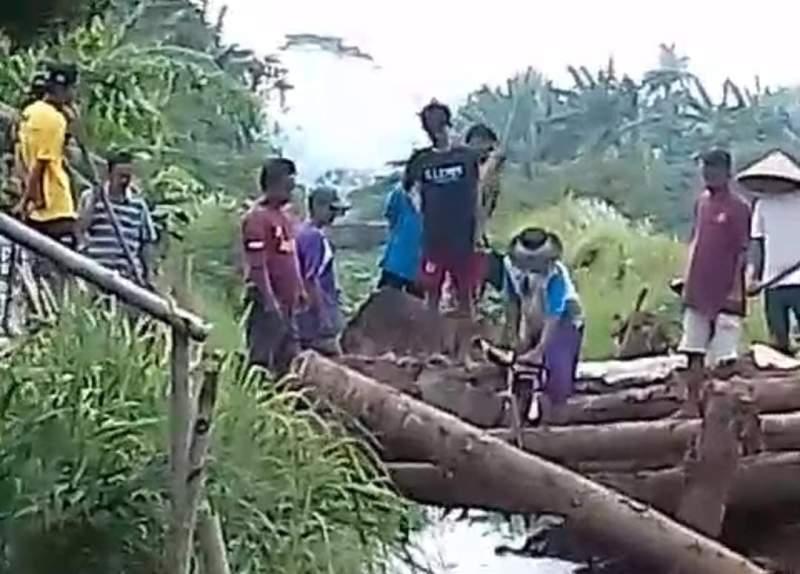 Diduga Rusak Jembatan Kayu, Kades Kemuning Kresek Dinilai Arogan