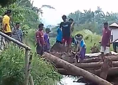 Diduga Rusak Jembatan Kayu, Kades Kemuning Kresek Dinilai Arogan