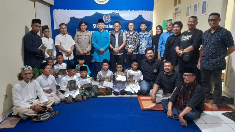 Jajaran pengurus PWI Kota Tangsel dan sejumlah perwakilan dari BJB dan PT Indah Kiat usai menggelar santunan yatim dan buka puasa bersama.