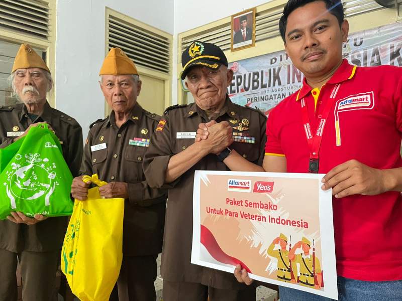 Wujud Penghormatan, Alfamart dan Yeo&rsquo;s Berikan Paket Bantuan Untuk Pejuang Kemerdekaan