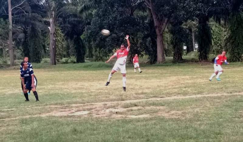 Penyerang kesebelasan Forkopimda Serdang Bedagai, Darma Wijaya terbang menyundul bola ke gawang Pemdes Tanah Raja.