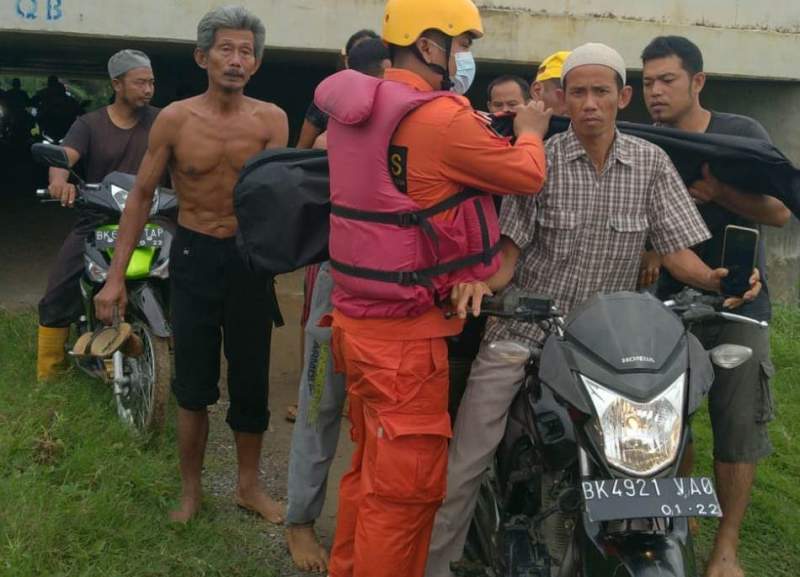 Jasad bocah asal Batu Bara di evakuasi, Selasa (24/8/2021).(istimewa).