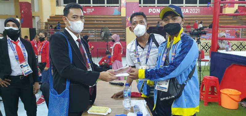 Proses pengajuan protes kontingen Banten oleh Wakil Ketua Kontingen Banten Edi Irianto (kaos putih)