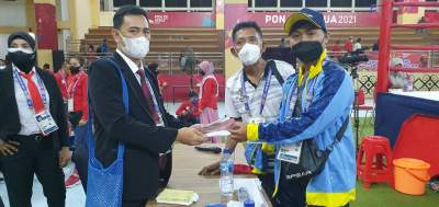 Proses pengajuan protes kontingen Banten oleh Wakil Ketua Kontingen Banten Edi Irianto (kaos putih)