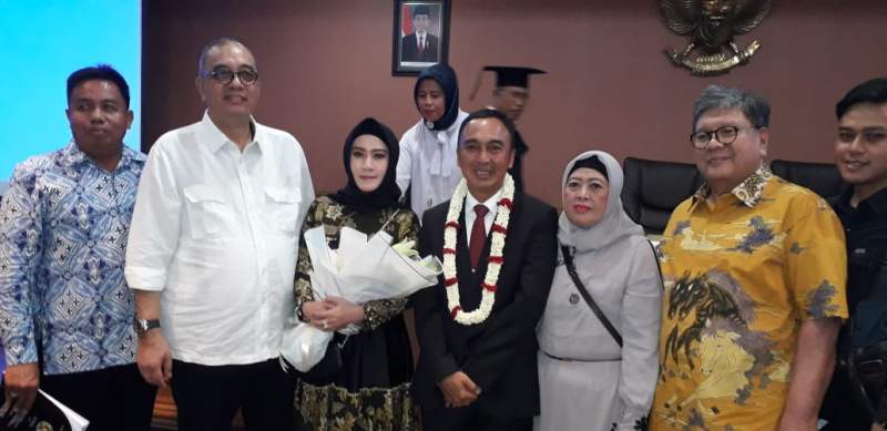 Kombes Pol Dr Sandi Nugroho SIK SH MHum (5 kiri) foto bersama Wagubsu H Musa Rajekshah (kiri), Rektor USU Prof Dr Runtung SH MHum dan para guru besar usai meraih gelar Doktor (S3) bidang ilmu hukum dengan predikat "Cum Laude" di Biro Rektor USU Medan, Senin (10/02/2020).