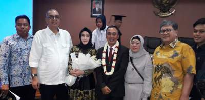 Kombes Pol Dr Sandi Nugroho SIK SH MHum (5 kiri) foto bersama Wagubsu H Musa Rajekshah (kiri), Rektor USU Prof Dr Runtung SH MHum dan para guru besar usai meraih gelar Doktor (S3) bidang ilmu hukum dengan predikat "Cum Laude" di Biro Rektor USU Medan, Senin (10/02/2020).