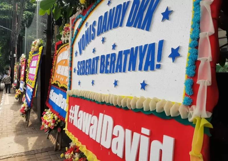 Karangan bunga memenuhi area Gedung Pengadilan Negeri (PN) Jakarta Selatan di sidang tuntutan Mario Dandy dan Shane Lukas.